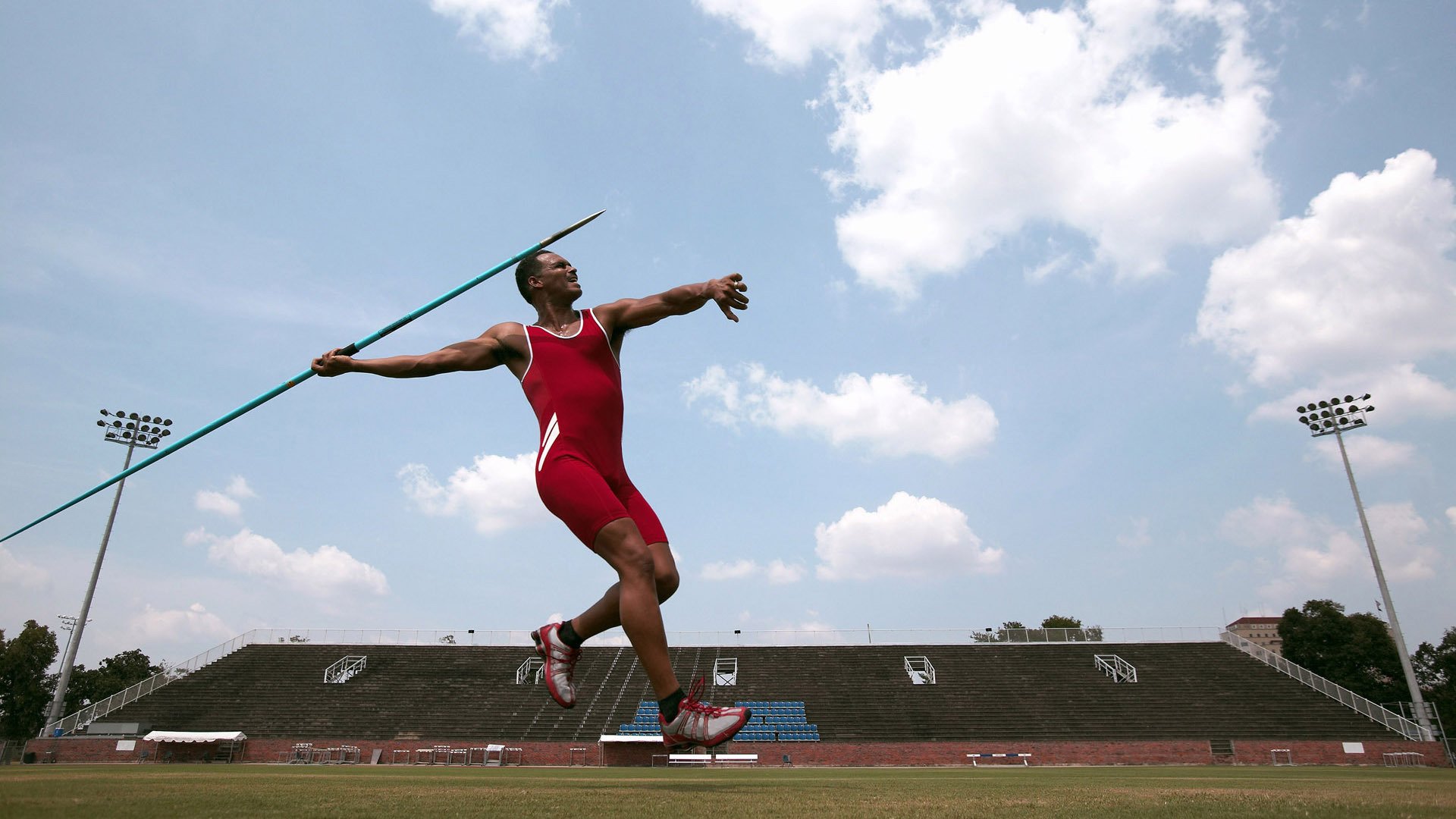 拉恩：凭借速度和爆发力，他在全黑队反击战术中总能制造奇迹，拉恩vs费雷拉